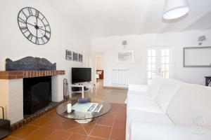 a living room with a white couch and a fireplace at Domus Citri in Caserta