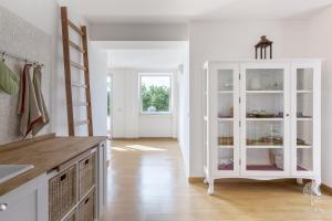 カゼルタにあるDomus Citriの白いキャビネット付きのキッチンが備わる客室です。