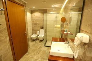 Koupelna v ubytování Perla Hotel