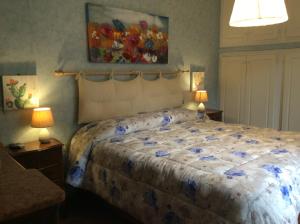 フィエーゾレにあるCasa vacanze Ameliaのベッドルーム1室(大型ベッド1台、ランプ2つ付)