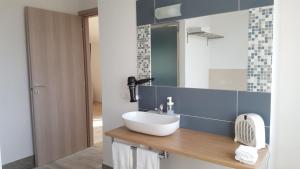 ポンテ・ガレリアにあるFiera Roma Suitesのバスルーム(洗面台、鏡付)
