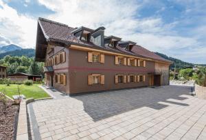 ein großes Haus mit großer Auffahrt davor in der Unterkunft Pepi's Landhaus in Schattwald