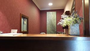 recepcja z wazonem kwiatów w obiekcie Hotel Torres Touriño w mieście Sanxenxo