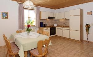 cocina y comedor con mesa y sillas en Ferienwohnungen Pichler, en Hohenau