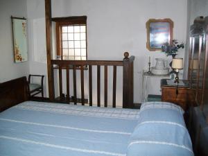 ヴァラッロにあるCasa Antonellaのベッドルーム1室(青いシーツと窓付)