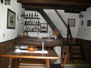 comedor con mesa y escalera en Casa Antonella, en Varallo