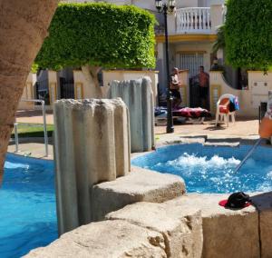 einen Pool mit Brunnen in einem Gebäude in der Unterkunft Oriheula Costa Cabo Roig 6 in Playas de Orihuela