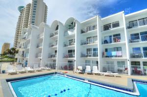 una piscina frente a un gran edificio de apartamentos en Emerald Villa, en Panama City Beach