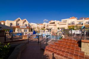 un complejo con piscina y algunos edificios en Yucca Park ApartHotel en Adeje