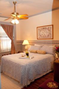 カンザスシティにあるMain Street Innのベッドルーム1室(ベッド1台、食料品のトレイ付)