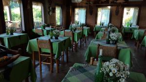a dining room with green tables and chairs at Ibiti Hotel Rural in Monte Alegre do Sul
