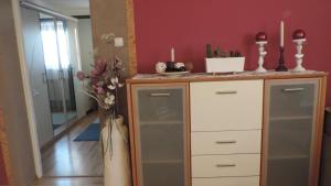 Pokój z komodą ze świecami i kwiatami w obiekcie Apartament Krystyna w mieście Tylicz +22 zdjęcia