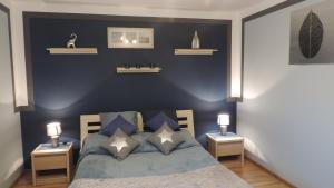 sypialnia z łóżkiem z dwoma szafkami nocnymi i dwiema lampami w obiekcie Apartament Krystyna w mieście Tylicz