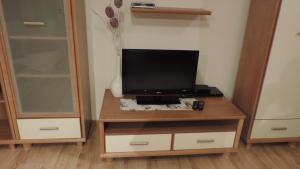 Telewizja i/lub zestaw kina domowego w obiekcie Apartament Krystyna