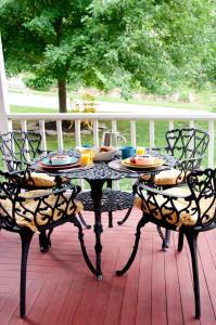 カンザスシティにあるMain Street Innのポーチのテーブルと椅子