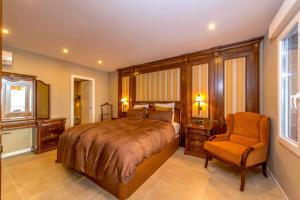 Un dormitorio con una cama grande y una silla. en Torrevieja, en Torrevieja