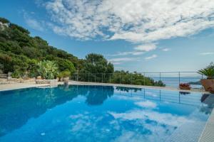 Bazén v ubytovaní Askos Stone Villa - the Island Panorama alebo v jeho blízkosti