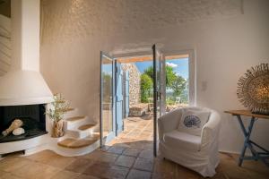 Posezení v ubytování Askos Stone Villa - the Island Panorama + 37 fotografií