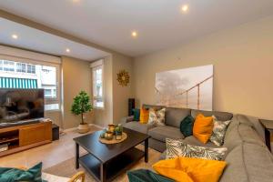Una sala de estar con un sofá y un televisor. en Torrevieja, en Torrevieja