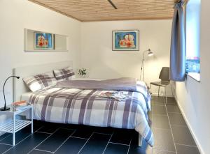1 dormitorio con cama, mesa y ventana en Casa Salinum, en Bad Kreuznach