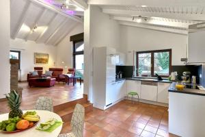 eine Küche und ein Wohnzimmer mit einem Tisch und einer Obstschale in der Unterkunft Casa Salinum in Bad Kreuznach