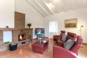 ein Wohnzimmer mit einem Sofa und einem Kamin in der Unterkunft Casa Salinum in Bad Kreuznach