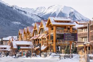 un lodge de ski avec une montagne en arrière-plan dans l'établissement Moose Hotel and Suites, à Banff