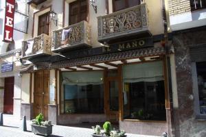 ein Gebäude mit einem Manonia-Schild auf der Vorderseite in der Unterkunft Hotel El Maño in Huéscar