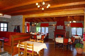A restaurant or other place to eat at Lefteris Még 14 kép