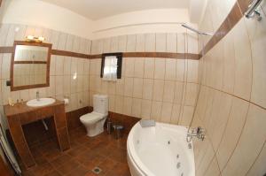 A bathroom at Lefteris
