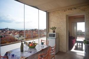 Un balcón o terraza de Attico sul mare