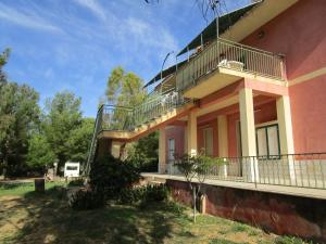 - un bâtiment avec un balcon sur le côté dans l'établissement Villa Maria, à Marausa