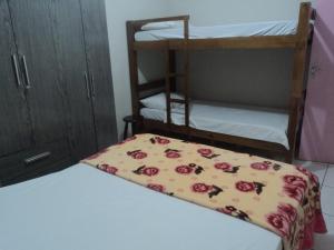 Katil dua tingkat atau katil-katil dua tingkat dalam bilik di Casa Férias Foz