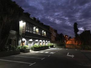 an empty parking lot in front of a building at night at Los Rodeos Luxury Vivienda Vacacional in La Laguna
