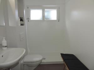 レンツァーハイデにあるZentrum Lai (454 Sh)の白いバスルーム(トイレ、シンク付)