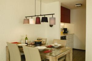 comedor con mesa con sillas y cocina en Seestrasse 1 (292Ap) en Lenzerheide