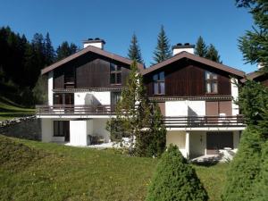 uma casa grande no topo de uma colina em La Schmetta 5 (334 Fo) em Lenzerheide