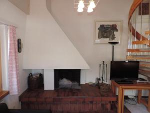 sala de estar con chimenea y TV en Barhetta (389 Ma), en Lenz