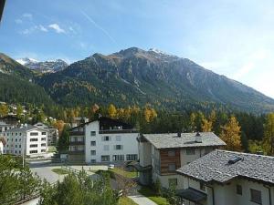 Vista generica sulle montagne o vista sulle montagne dall'interno dell'appartamento