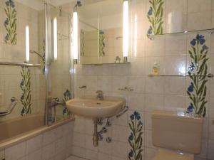 un bagno con lavandino e WC di Bella Val (206 Se) a Lenzerheide