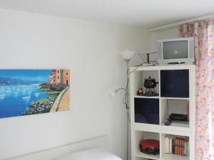 ヴァルベラにあるGentiana (162 Li) Studioのベッドルーム(白い本棚、テレビ付)