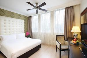 
A bed or beds in a room at Village Hotel Albert Court by Far East Hospitality (SG Clean)
