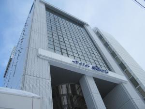 旭川旭川自由宿酒店的侧面有标志的建筑物