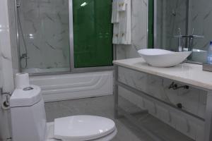 Ένα μπάνιο στο Paradisia Hotel