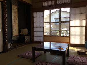 sala de estar con mesa y ventana en Tobei, en Nozawa Onsen