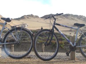 deux vélos garés l'un à côté de l'autre dans le désert dans l'établissement Casalmograve beach house, à Almograve