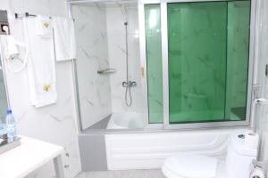 Ένα μπάνιο στο Paradisia Hotel