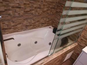 - Baño con bañera de cristal en Apartamento Miraflores Boulevard Tarata, en Lima