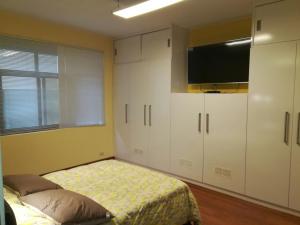 1 dormitorio con 1 cama y TV de pantalla plana en Apartamento Miraflores Boulevard Tarata, en Lima