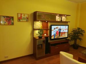 sala de estar con TV de pantalla plana en una habitación en Apartamento Miraflores Boulevard Tarata, en Lima